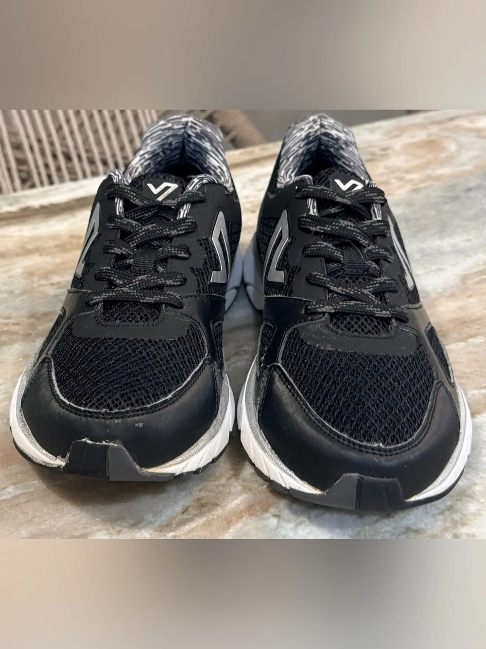 Women’s VIONIC Drift Satima black lace up sneakers- Size 9.5